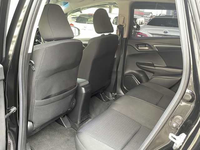 ホンダ フィット 13G L ホンダセンシング 広島県 2018(平30)年 6.8万km クリスタルブラックパール 禁煙/ホンダセンシング/●衝突軽減ブレーキ〈CMBS〉/●誤発進抑制機能/●歩行者事故低減ステアリング/●路外逸脱抑制機能/●ACC〈アダプティブ・クルーズ・コントロール〉/●LKAS〈車線維持支援システム〉/●先行車発進お知らせ機能/●標識認識機能/社外ナビ（CN-RE04D）/・フルセグ/CD/DVD/Bluetooth/SD/バックカメラ/ステアリングスイッチ/オートライト/Fパッケージ/・IRカット/UVカットガラス/・LEDドアウィンカーミラー/・オートリトラミラー/Lパッケージ/・LEDヘッドライト〈インラインタイプ〉/・LEDフォグライト/・前席用i-サイドエアバッグ＋サイドカーテンエアバッグ/セキュリティアラーム/オートエアコン/前後ドライブレコーダー（ユピテル）/ETC/社外15インチアルミホイール