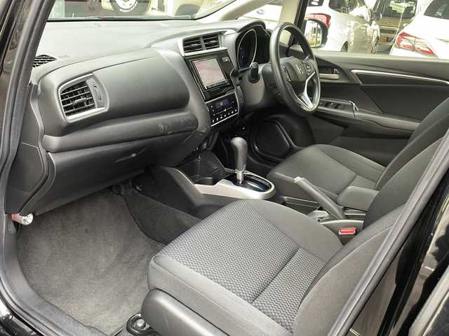 ホンダ フィット 13G L ホンダセンシング 広島県 2018(平30)年 6.8万km クリスタルブラックパール 禁煙/ホンダセンシング/●衝突軽減ブレーキ〈CMBS〉/●誤発進抑制機能/●歩行者事故低減ステアリング/●路外逸脱抑制機能/●ACC〈アダプティブ・クルーズ・コントロール〉/●LKAS〈車線維持支援システム〉/●先行車発進お知らせ機能/●標識認識機能/社外ナビ（CN-RE04D）/・フルセグ/CD/DVD/Bluetooth/SD/バックカメラ/ステアリングスイッチ/オートライト/Fパッケージ/・IRカット/UVカットガラス/・LEDドアウィンカーミラー/・オートリトラミラー/Lパッケージ/・LEDヘッドライト〈インラインタイプ〉/・LEDフォグライト/・前席用i-サイドエアバッグ＋サイドカーテンエアバッグ/セキュリティアラーム/オートエアコン/前後ドライブレコーダー（ユピテル）/ETC/社外15インチアルミホイール