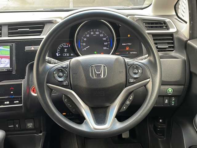 ホンダ フィット 13G L ホンダセンシング 広島県 2018(平30)年 6.8万km クリスタルブラックパール 禁煙/ホンダセンシング/●衝突軽減ブレーキ〈CMBS〉/●誤発進抑制機能/●歩行者事故低減ステアリング/●路外逸脱抑制機能/●ACC〈アダプティブ・クルーズ・コントロール〉/●LKAS〈車線維持支援システム〉/●先行車発進お知らせ機能/●標識認識機能/社外ナビ（CN-RE04D）/・フルセグ/CD/DVD/Bluetooth/SD/バックカメラ/ステアリングスイッチ/オートライト/Fパッケージ/・IRカット/UVカットガラス/・LEDドアウィンカーミラー/・オートリトラミラー/Lパッケージ/・LEDヘッドライト〈インラインタイプ〉/・LEDフォグライト/・前席用i-サイドエアバッグ＋サイドカーテンエアバッグ/セキュリティアラーム/オートエアコン/前後ドライブレコーダー（ユピテル）/ETC/社外15インチアルミホイール