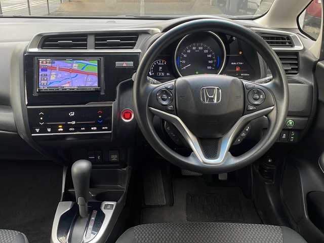 ホンダ フィット 13G L ホンダセンシング 広島県 2018(平30)年 6.8万km クリスタルブラックパール 禁煙/ホンダセンシング/●衝突軽減ブレーキ〈CMBS〉/●誤発進抑制機能/●歩行者事故低減ステアリング/●路外逸脱抑制機能/●ACC〈アダプティブ・クルーズ・コントロール〉/●LKAS〈車線維持支援システム〉/●先行車発進お知らせ機能/●標識認識機能/社外ナビ（CN-RE04D）/・フルセグ/CD/DVD/Bluetooth/SD/バックカメラ/ステアリングスイッチ/オートライト/Fパッケージ/・IRカット/UVカットガラス/・LEDドアウィンカーミラー/・オートリトラミラー/Lパッケージ/・LEDヘッドライト〈インラインタイプ〉/・LEDフォグライト/・前席用i-サイドエアバッグ＋サイドカーテンエアバッグ/セキュリティアラーム/オートエアコン/前後ドライブレコーダー（ユピテル）/ETC/社外15インチアルミホイール