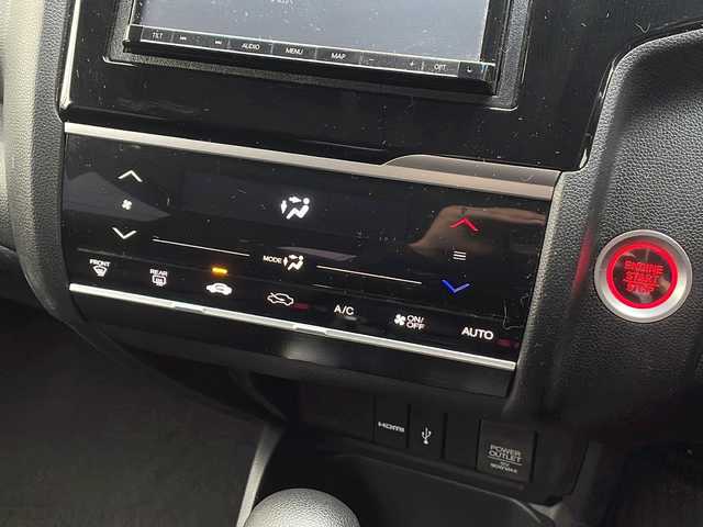 ホンダ フィット 13G L ホンダセンシング 広島県 2018(平30)年 6.8万km クリスタルブラックパール 禁煙/ホンダセンシング/●衝突軽減ブレーキ〈CMBS〉/●誤発進抑制機能/●歩行者事故低減ステアリング/●路外逸脱抑制機能/●ACC〈アダプティブ・クルーズ・コントロール〉/●LKAS〈車線維持支援システム〉/●先行車発進お知らせ機能/●標識認識機能/社外ナビ（CN-RE04D）/・フルセグ/CD/DVD/Bluetooth/SD/バックカメラ/ステアリングスイッチ/オートライト/Fパッケージ/・IRカット/UVカットガラス/・LEDドアウィンカーミラー/・オートリトラミラー/Lパッケージ/・LEDヘッドライト〈インラインタイプ〉/・LEDフォグライト/・前席用i-サイドエアバッグ＋サイドカーテンエアバッグ/セキュリティアラーム/オートエアコン/前後ドライブレコーダー（ユピテル）/ETC/社外15インチアルミホイール