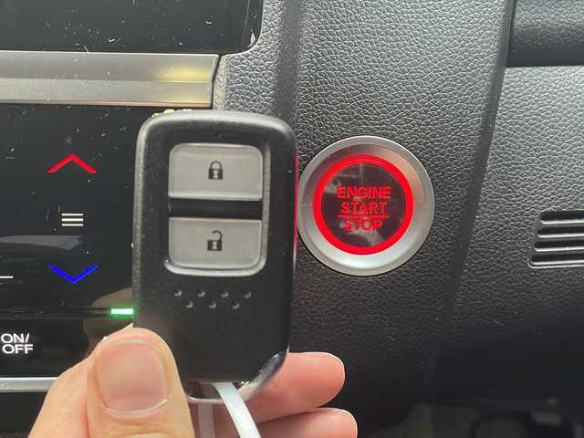 ホンダ フィット 13G L ホンダセンシング 広島県 2018(平30)年 6.8万km クリスタルブラックパール 禁煙/ホンダセンシング/●衝突軽減ブレーキ〈CMBS〉/●誤発進抑制機能/●歩行者事故低減ステアリング/●路外逸脱抑制機能/●ACC〈アダプティブ・クルーズ・コントロール〉/●LKAS〈車線維持支援システム〉/●先行車発進お知らせ機能/●標識認識機能/社外ナビ（CN-RE04D）/・フルセグ/CD/DVD/Bluetooth/SD/バックカメラ/ステアリングスイッチ/オートライト/Fパッケージ/・IRカット/UVカットガラス/・LEDドアウィンカーミラー/・オートリトラミラー/Lパッケージ/・LEDヘッドライト〈インラインタイプ〉/・LEDフォグライト/・前席用i-サイドエアバッグ＋サイドカーテンエアバッグ/セキュリティアラーム/オートエアコン/前後ドライブレコーダー（ユピテル）/ETC/社外15インチアルミホイール