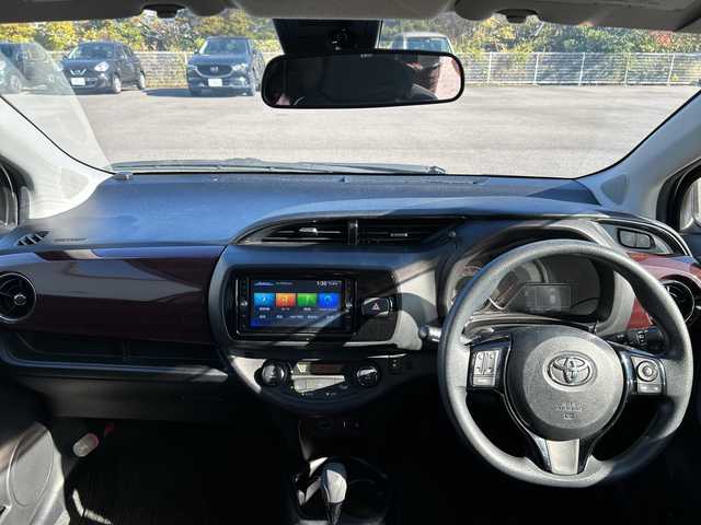 トヨタ ヴィッツ ジュエラ 愛媛県 2017(平29)年 5.1万km ホワイトパールクリスタルシャイン 純正ナビ/Bluetooth/CD/DVD/フルセグ/USB/ETC/純正フロアマット/バックカメラ/スマートキー/スペアキー/アイドリングストップ/プッシュスタート/フォグランプ/レーンキープアシスト/保証書/取扱説明書