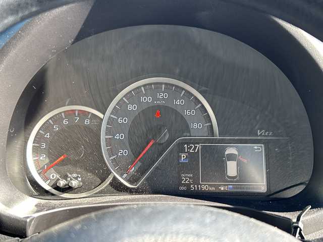 トヨタ ヴィッツ ジュエラ 愛媛県 2017(平29)年 5.1万km ホワイトパールクリスタルシャイン 純正ナビ/Bluetooth/CD/DVD/フルセグ/USB/ETC/純正フロアマット/バックカメラ/スマートキー/スペアキー/アイドリングストップ/プッシュスタート/フォグランプ/レーンキープアシスト/保証書/取扱説明書