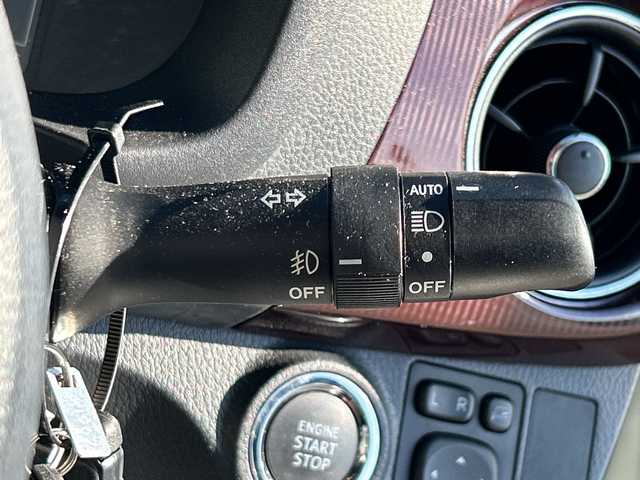 トヨタ ヴィッツ ジュエラ 愛媛県 2017(平29)年 5.1万km ホワイトパールクリスタルシャイン 純正ナビ/Bluetooth/CD/DVD/フルセグ/USB/ETC/純正フロアマット/バックカメラ/スマートキー/スペアキー/アイドリングストップ/プッシュスタート/フォグランプ/レーンキープアシスト/保証書/取扱説明書