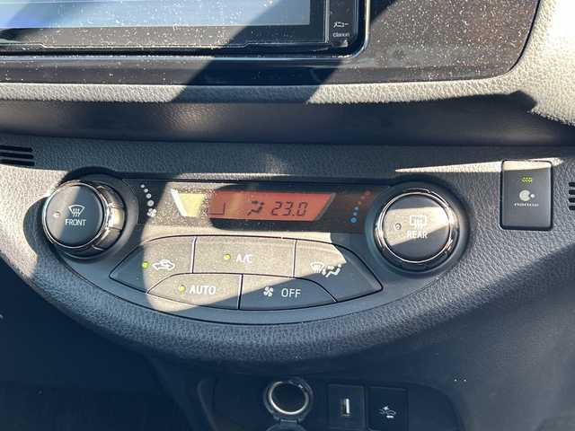 トヨタ ヴィッツ ジュエラ 愛媛県 2017(平29)年 5.1万km ホワイトパールクリスタルシャイン 純正ナビ/Bluetooth/CD/DVD/フルセグ/USB/ETC/純正フロアマット/バックカメラ/スマートキー/スペアキー/アイドリングストップ/プッシュスタート/フォグランプ/レーンキープアシスト/保証書/取扱説明書