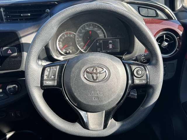 トヨタ ヴィッツ ジュエラ 愛媛県 2017(平29)年 5.1万km ホワイトパールクリスタルシャイン 純正ナビ/Bluetooth/CD/DVD/フルセグ/USB/ETC/純正フロアマット/バックカメラ/スマートキー/スペアキー/アイドリングストップ/プッシュスタート/フォグランプ/レーンキープアシスト/保証書/取扱説明書