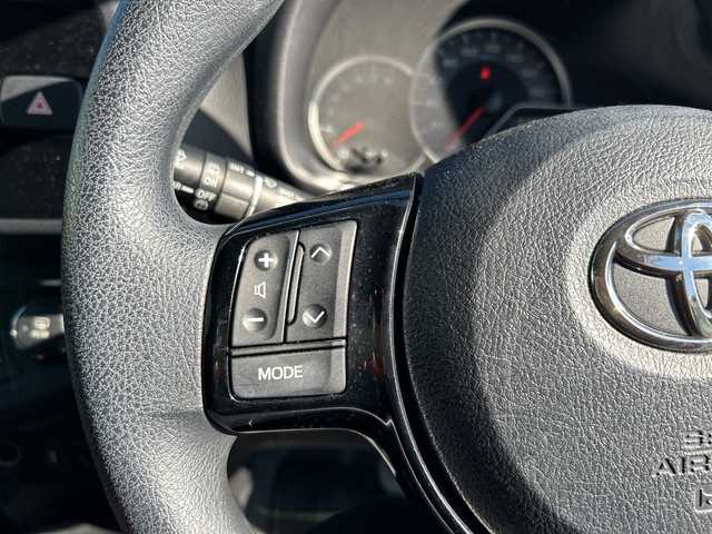 トヨタ ヴィッツ ジュエラ 愛媛県 2017(平29)年 5.1万km ホワイトパールクリスタルシャイン 純正ナビ/Bluetooth/CD/DVD/フルセグ/USB/ETC/純正フロアマット/バックカメラ/スマートキー/スペアキー/アイドリングストップ/プッシュスタート/フォグランプ/レーンキープアシスト/保証書/取扱説明書