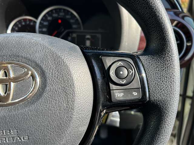 トヨタ ヴィッツ ジュエラ 愛媛県 2017(平29)年 5.1万km ホワイトパールクリスタルシャイン 純正ナビ/Bluetooth/CD/DVD/フルセグ/USB/ETC/純正フロアマット/バックカメラ/スマートキー/スペアキー/アイドリングストップ/プッシュスタート/フォグランプ/レーンキープアシスト/保証書/取扱説明書