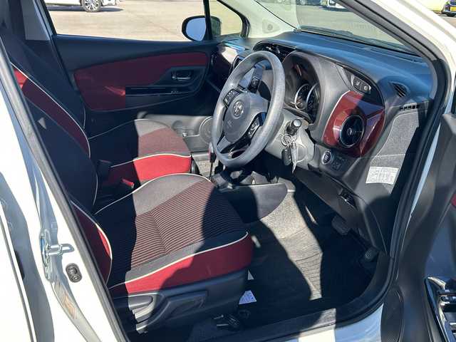 トヨタ ヴィッツ ジュエラ 愛媛県 2017(平29)年 5.1万km ホワイトパールクリスタルシャイン 純正ナビ/Bluetooth/CD/DVD/フルセグ/USB/ETC/純正フロアマット/バックカメラ/スマートキー/スペアキー/アイドリングストップ/プッシュスタート/フォグランプ/レーンキープアシスト/保証書/取扱説明書