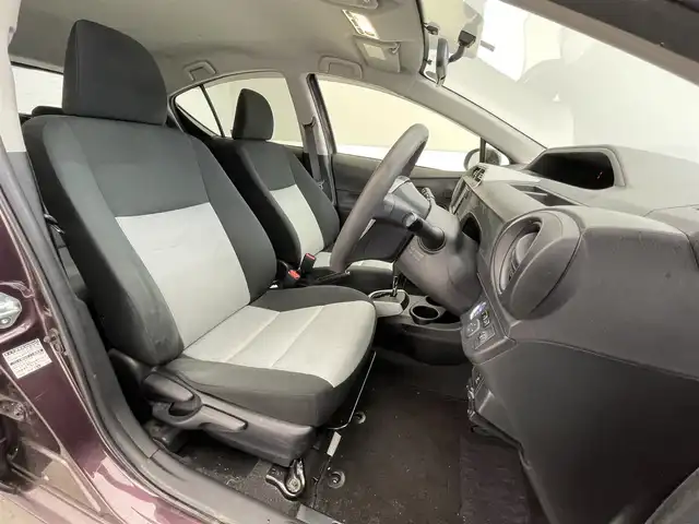 トヨタ アクア S 滋賀県 2014(平26)年 9.2万km ディープアメジストマイカメタリック 禁煙車/純正ナビ/（ＴＶ・ＣＤ・Ｂｌｕｅｔｏｏｔｈ・ＡＵＸ）/バックカメラ/プッシュスタート/ステアリングスイッチ/電動格納ミラー/ＥＴＣ/スペアキー/オートライト/純正フロアマット/パワーウィンドウ/横滑り防止装置