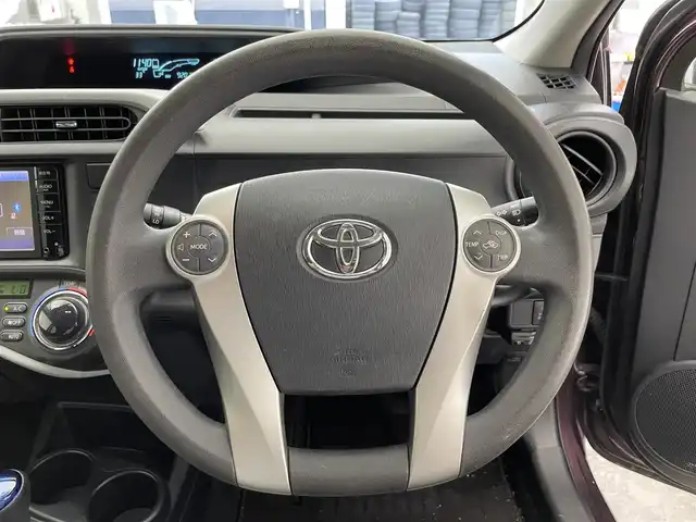 トヨタ アクア S 滋賀県 2014(平26)年 9.2万km ディープアメジストマイカメタリック 禁煙車/純正ナビ/（ＴＶ・ＣＤ・Ｂｌｕｅｔｏｏｔｈ・ＡＵＸ）/バックカメラ/プッシュスタート/ステアリングスイッチ/電動格納ミラー/ＥＴＣ/スペアキー/オートライト/純正フロアマット/パワーウィンドウ/横滑り防止装置