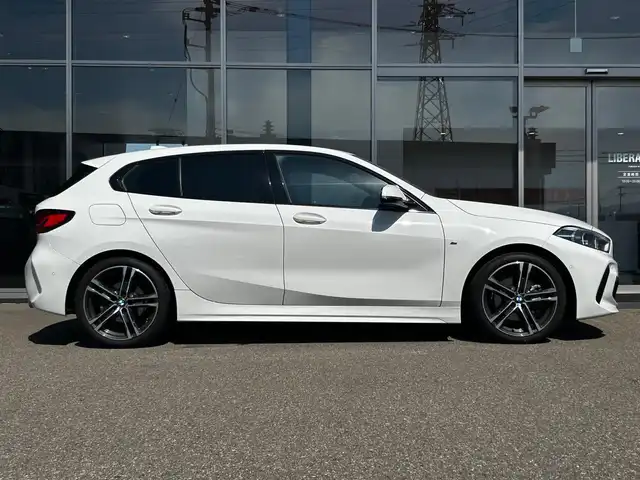 ＢＭＷ １１８ｄ Mスポーツ EDジョイ+ 富山県 2020(令2)年 1.4万km 白 HDDナビ/Bluetooth接続/AM/FMラジオ/App-conect/MirrorLink/バックカメラ/D席メモリ付きパワーシート/アイドリングストップ/パワーバックドア/純正前後ドラレコ/ACC/ETC/ワイヤレス充電/プッシュスタート/アドブルー/パークアシスト/横滑り防止/コーナーセンサー/純正18インチAW