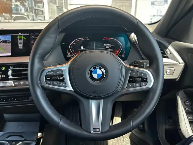 ＢＭＷ １１８ｄ Mスポーツ EDジョイ+ 富山県 2020(令2)年 1.4万km 白 HDDナビ/Bluetooth接続/AM/FMラジオ/App-conect/MirrorLink/バックカメラ/D席メモリ付きパワーシート/アイドリングストップ/パワーバックドア/純正前後ドラレコ/ACC/ETC/ワイヤレス充電/プッシュスタート/アドブルー/パークアシスト/横滑り防止/コーナーセンサー/純正18インチAW
