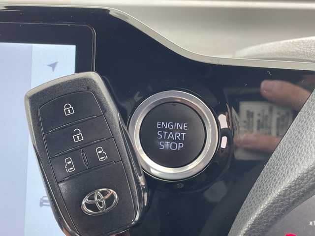 トヨタ ヴォクシー S－G 愛知県 2022(令4)年 2.6万km グリッターブラックガラスフレーク トヨタセーフティセンス/快適利便パッケージ/純正10.5型ディスプレイオーディオナビ/フリップダウンモニター/両側パワースライドドア/レーダークルーズコントロール/シートヒーター/バックカメラ/コーナーセンサー/純正アルミホイール/ETC2.0/LEDヘッドライト/リアオートエアコン/オートマチックハイビーム/ドライブレコーダー/衝突軽減システム/フルセグ/CD DVD/Bluetooth/ステアリングスイッチ/スマートキー/プッシュスタート