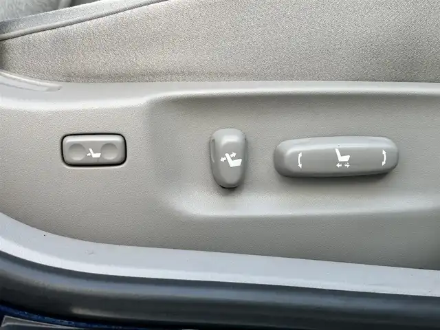 トヨタ クラウン ロイヤル ロイヤルサルーン 島根県 2012(平24)年 9.6万km ダークブルーマイカ 登録時走行距離95594km/取説/保証書/純正HDDナビ/CD/DVD/フルセグ/ビルトインETC/バックカメラ/プッシュスタート/クルーズコントロール/D/Nパワーシート/純正16インチアルミホイール/HIDオートライト/スマートキー/純正フロアマット/禁煙車