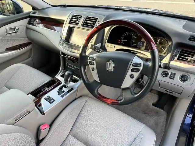 トヨタ クラウン ロイヤル ロイヤルサルーン 島根県 2012(平24)年 9.6万km ダークブルーマイカ 登録時走行距離95594km/取説/保証書/純正HDDナビ/CD/DVD/フルセグ/ビルトインETC/バックカメラ/プッシュスタート/クルーズコントロール/D/Nパワーシート/純正16インチアルミホイール/HIDオートライト/スマートキー/純正フロアマット/禁煙車