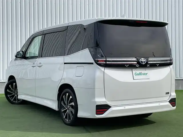 トヨタ ヴォクシー ハイブリッド S－Z 香川県 2023(令5)年 4.1万km ホワイトパールクリスタルシャイン 純正10.5インチディスプレイオーディオ/→ナビゲーションシステム/→CD/DVD再生/→HDMI接続/パノラミックビューモニター/レーダークルーズコントロール/ブラインドスポットモニター/ヘッドアップディスプレイ/デジタルインナーミラー/ビルトインETC/シートヒーター/ハーフレザーシート/両側パワースライドドア/キャプテンシート/トヨタセーフティセンス/クリアランスソナー/LEDオートライト/オートハイビーム/プッシュスタート/スマートキー