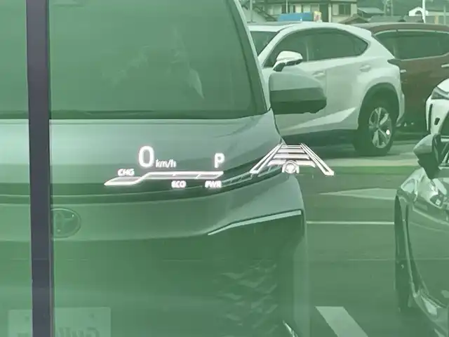 トヨタ ヴォクシー ハイブリッド S－Z 香川県 2023(令5)年 4.1万km ホワイトパールクリスタルシャイン 純正10.5インチディスプレイオーディオ/→ナビゲーションシステム/→CD/DVD再生/→HDMI接続/パノラミックビューモニター/レーダークルーズコントロール/ブラインドスポットモニター/ヘッドアップディスプレイ/デジタルインナーミラー/ビルトインETC/シートヒーター/ハーフレザーシート/両側パワースライドドア/キャプテンシート/トヨタセーフティセンス/クリアランスソナー/LEDオートライト/オートハイビーム/プッシュスタート/スマートキー