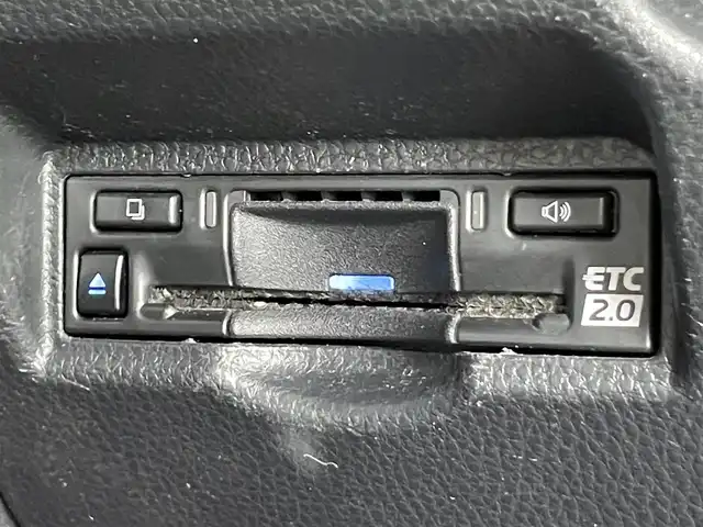 トヨタ ヴォクシー ハイブリッド S－Z 香川県 2023(令5)年 4.1万km ホワイトパールクリスタルシャイン 純正10.5インチディスプレイオーディオ/→ナビゲーションシステム/→CD/DVD再生/→HDMI接続/パノラミックビューモニター/レーダークルーズコントロール/ブラインドスポットモニター/ヘッドアップディスプレイ/デジタルインナーミラー/ビルトインETC/シートヒーター/ハーフレザーシート/両側パワースライドドア/キャプテンシート/トヨタセーフティセンス/クリアランスソナー/LEDオートライト/オートハイビーム/プッシュスタート/スマートキー