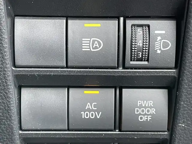 トヨタ ヴォクシー ハイブリッド S－Z 香川県 2023(令5)年 4.1万km ホワイトパールクリスタルシャイン 純正10.5インチディスプレイオーディオ/→ナビゲーションシステム/→CD/DVD再生/→HDMI接続/パノラミックビューモニター/レーダークルーズコントロール/ブラインドスポットモニター/ヘッドアップディスプレイ/デジタルインナーミラー/ビルトインETC/シートヒーター/ハーフレザーシート/両側パワースライドドア/キャプテンシート/トヨタセーフティセンス/クリアランスソナー/LEDオートライト/オートハイビーム/プッシュスタート/スマートキー