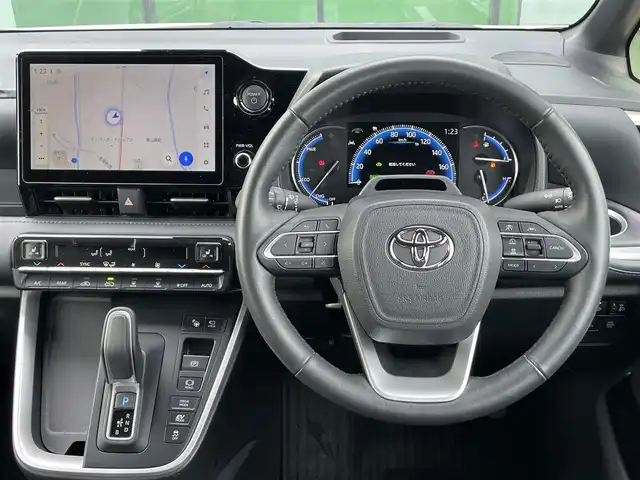 トヨタ ヴォクシー ハイブリッド S－Z 香川県 2023(令5)年 4.1万km ホワイトパールクリスタルシャイン 純正10.5インチディスプレイオーディオ/→ナビゲーションシステム/→CD/DVD再生/→HDMI接続/パノラミックビューモニター/レーダークルーズコントロール/ブラインドスポットモニター/ヘッドアップディスプレイ/デジタルインナーミラー/ビルトインETC/シートヒーター/ハーフレザーシート/両側パワースライドドア/キャプテンシート/トヨタセーフティセンス/クリアランスソナー/LEDオートライト/オートハイビーム/プッシュスタート/スマートキー