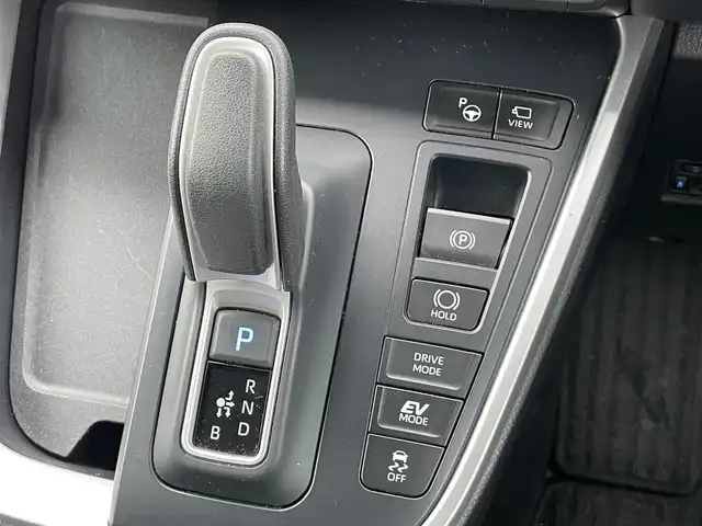 トヨタ ヴォクシー ハイブリッド S－Z 香川県 2023(令5)年 4.1万km ホワイトパールクリスタルシャイン 純正10.5インチディスプレイオーディオ/→ナビゲーションシステム/→CD/DVD再生/→HDMI接続/パノラミックビューモニター/レーダークルーズコントロール/ブラインドスポットモニター/ヘッドアップディスプレイ/デジタルインナーミラー/ビルトインETC/シートヒーター/ハーフレザーシート/両側パワースライドドア/キャプテンシート/トヨタセーフティセンス/クリアランスソナー/LEDオートライト/オートハイビーム/プッシュスタート/スマートキー