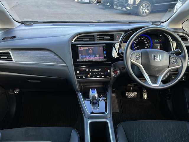 ホンダ シャトル ハイブリッド Z 茨城県 2017(平29)年 1.5万km ミッドナイトブルービームM ワンオーナー/純正ディーラーナビ/　　【ワンセグ、BT、CD、DVD】/バックカメラ/あんしんパッケージ/コンフォートビューパッケージ/前後コーナーセンサー/ハーフレザーシート/純正16インチAW/LEDオートライト/純正フロアマット/プッシュスタート/スマートキー/ETC/本革巻ステアリング/LED室内灯/プラズマクラスター付きAC/スーパーUVカットフロントガラス/IRカットフロントウィンドウ、ドアガラス/ステンレス製スポーツペダル/パドルシフト/前後シートヒーター