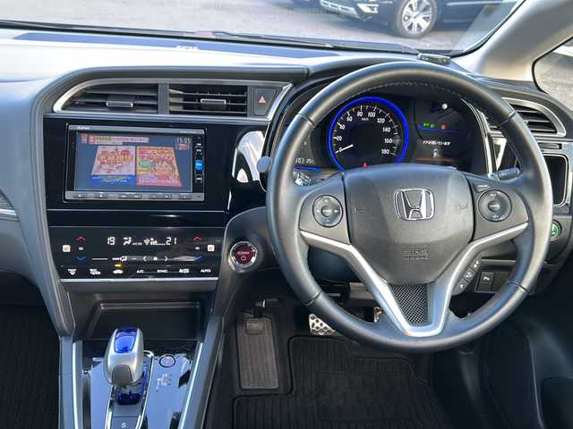 ホンダ シャトル ハイブリッド Z 茨城県 2017(平29)年 1.5万km ミッドナイトブルービームM ワンオーナー/純正ディーラーナビ/　　【ワンセグ、BT、CD、DVD】/バックカメラ/あんしんパッケージ/コンフォートビューパッケージ/前後コーナーセンサー/ハーフレザーシート/純正16インチAW/LEDオートライト/純正フロアマット/プッシュスタート/スマートキー/ETC/本革巻ステアリング/LED室内灯/プラズマクラスター付きAC/スーパーUVカットフロントガラス/IRカットフロントウィンドウ、ドアガラス/ステンレス製スポーツペダル/パドルシフト/前後シートヒーター