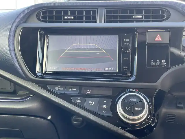 トヨタ アクア S 福岡県 2015(平27)年 5.6万km ライムホワイトパールクリスタルシャイン 純正ナビ（ＮＳＺＮ－Ｗ６４Ｔ）/フルセグTV/CD/DVD/BT/SD/AM/FM/バックカメラ/スマートキー/プッシュスタート/ステアリングリモコン/オートライト/フォグランプ/ビルトインETC/電格ミラー/ヘッドライトレベライザー/テレビキャンセラー/ドアバイザー/オートエアコン