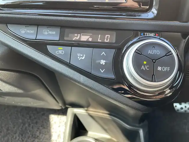 トヨタ アクア S 福岡県 2015(平27)年 5.6万km ライムホワイトパールクリスタルシャイン 純正ナビ（ＮＳＺＮ－Ｗ６４Ｔ）/フルセグTV/CD/DVD/BT/SD/AM/FM/バックカメラ/スマートキー/プッシュスタート/ステアリングリモコン/オートライト/フォグランプ/ビルトインETC/電格ミラー/ヘッドライトレベライザー/テレビキャンセラー/ドアバイザー/オートエアコン