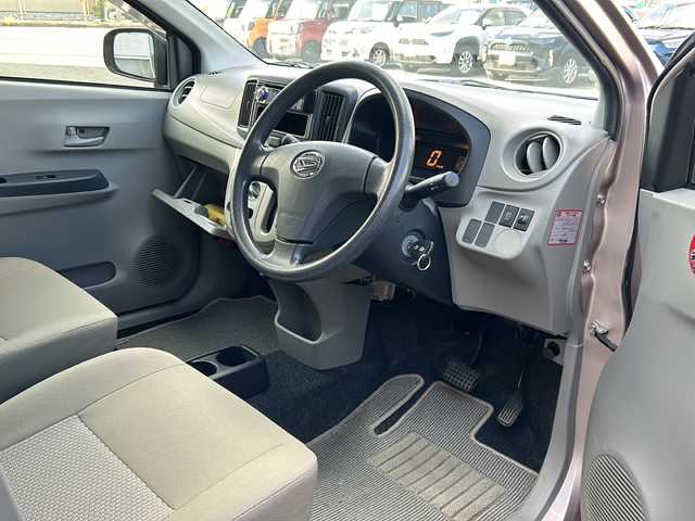 ダイハツ ミラ イース Lf メモリアルエディション 秋田県 2013(平25)年 3.1万km ライトローズマイカメタリック 4WD/ワンオーナー/保証書、取説、記録簿/社外CDデッキ/CD、AM・FMラジオ、AUX/アイドリングストップ/純正ホイールキャップ/スタッドレスタイヤ積込/ドアバイザー/スペアキー