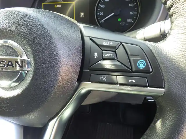 日産 キックス X 千葉県 2020(令2)年 5.2万km ダークブルー エマージェンシーブレーキ/プロパイロット/インテリジェントクルーズコントロール/インテリジェントルームミラー/ハーフレザーシート/前席シートヒーター/純正SDナビ/地デジTV/【DVD/CD再生機能　Bluetooth接続】/アラウンドビューモニター/ドライブレコーダー/革巻きステアリング/ステアリングヒーター/ステアリングスイッチ/ETC/LEDヘッドライト/フォグライト/ウインカーミラー/コーナーセンサー/純正17インチアルミホイル/サイド/カーテンエアバッグ/インテリジェントキー