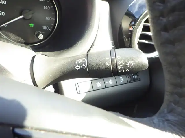 日産 キックス X 千葉県 2020(令2)年 5.2万km ダークブルー エマージェンシーブレーキ/プロパイロット/インテリジェントクルーズコントロール/インテリジェントルームミラー/ハーフレザーシート/前席シートヒーター/純正SDナビ/地デジTV/【DVD/CD再生機能　Bluetooth接続】/アラウンドビューモニター/ドライブレコーダー/革巻きステアリング/ステアリングヒーター/ステアリングスイッチ/ETC/LEDヘッドライト/フォグライト/ウインカーミラー/コーナーセンサー/純正17インチアルミホイル/サイド/カーテンエアバッグ/インテリジェントキー