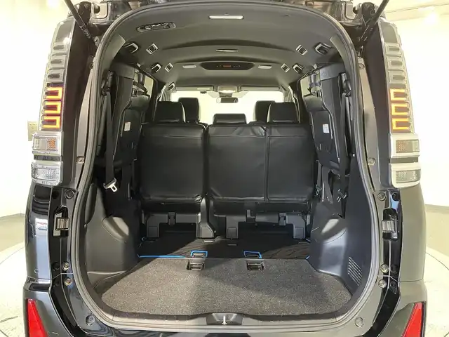 トヨタ ヴォクシー ZS 煌Ⅱ 愛知県 2019(令1)年 5.6万km ブラック アルパインＢＩＧＸ１１インチナビ/モデリスタエアロ/両側パワースライドドア/衝突軽減ブレーキ/車線逸脱警報/クリアランスソナー/先行車発進告知/オートハイビーム/クルーズコントロール/バックカメラ/ビルトインＥＴＣ/USB＆HDMI入力端子/ＬＥＤヘッドライト/アイドリングストップ/シートカバー/エムズスピードフロアマット/純正16インチアルミホイール