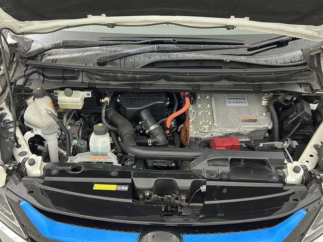 日産 セレナ e－パワー ハイウェイスター V 宮城県 2018(平30)年 5.4万km ブリリアントホワイトパール 禁煙車/プロパイロット/エマージェンシーブレーキ/車線逸脱警報/インテリジェントパーキングアシスト/アラウンドビューモニター/インテリジェントルームミラー/純正9型ナビ（地図無）/・BT.CD.DVD.AUX.SD/フルセグＴＶ/純正ドライブレコーダー（前）/ビルトインＥＴＣ/前席シートヒーター/ステアリングヒーター/革巻ステアリング/ステアリングスイッチ/プッシュスタート/スマートキー/横滑り防止機能/アイドリングストップ/電動パーキングブレーキ/純正フロアマット/純正ドアバイザー/純正15インチアルミホイール/ＬＥＤヘッドライト/フォグランプ/ロールサンシェード/シートバックテーブル