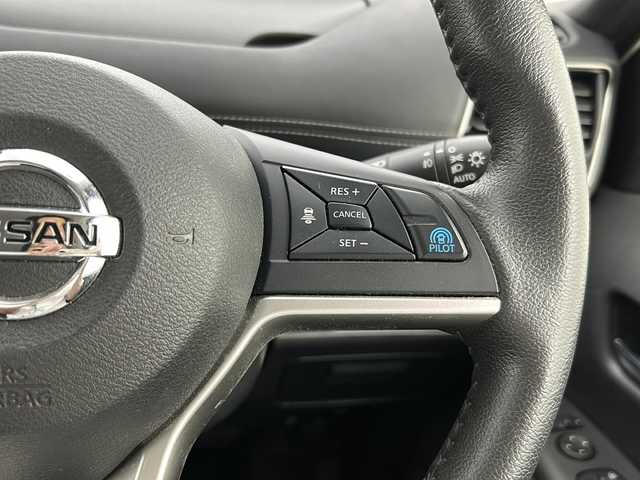 日産 セレナ e－パワー ハイウェイスター V 宮城県 2018(平30)年 5.4万km ブリリアントホワイトパール 禁煙車/プロパイロット/エマージェンシーブレーキ/車線逸脱警報/インテリジェントパーキングアシスト/アラウンドビューモニター/インテリジェントルームミラー/純正9型ナビ（地図無）/・BT.CD.DVD.AUX.SD/フルセグＴＶ/純正ドライブレコーダー（前）/ビルトインＥＴＣ/前席シートヒーター/ステアリングヒーター/革巻ステアリング/ステアリングスイッチ/プッシュスタート/スマートキー/横滑り防止機能/アイドリングストップ/電動パーキングブレーキ/純正フロアマット/純正ドアバイザー/純正15インチアルミホイール/ＬＥＤヘッドライト/フォグランプ/ロールサンシェード/シートバックテーブル