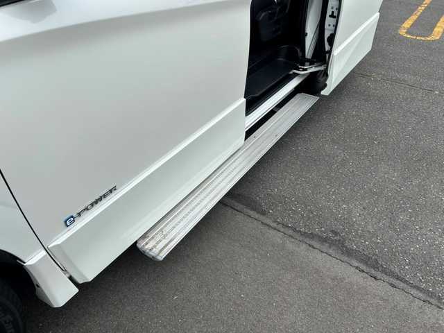 日産 セレナ e－パワー ハイウェイスター V 宮城県 2018(平30)年 5.4万km ブリリアントホワイトパール 禁煙車/プロパイロット/エマージェンシーブレーキ/車線逸脱警報/インテリジェントパーキングアシスト/アラウンドビューモニター/インテリジェントルームミラー/純正9型ナビ（地図無）/・BT.CD.DVD.AUX.SD/フルセグＴＶ/純正ドライブレコーダー（前）/ビルトインＥＴＣ/前席シートヒーター/ステアリングヒーター/革巻ステアリング/ステアリングスイッチ/プッシュスタート/スマートキー/横滑り防止機能/アイドリングストップ/電動パーキングブレーキ/純正フロアマット/純正ドアバイザー/純正15インチアルミホイール/ＬＥＤヘッドライト/フォグランプ/ロールサンシェード/シートバックテーブル