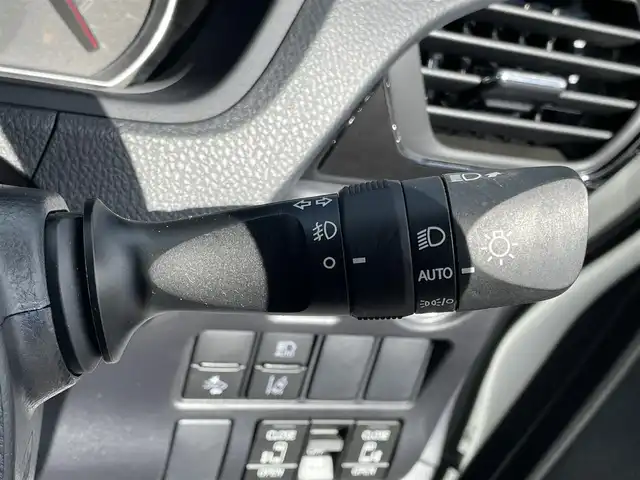 トヨタ ヴォクシー ZS 煌Ⅲ 滋賀県 2021(令3)年 1.7万km ホワイトパールクリスタルシャイン 純正10インチナビ（Bluetooth/CD/DVD/フルセグ）/Bカメ/両側電動パワースライド/ハーフレザーシート/純正フリップダウンモニター（リモコンなし）/クルーズコントロール/クリアランスソナー/LDA/PCS/LED/AHB/前後ドラレコ/ビルトインETC2.0/純正マット/ドアバイザー/プッシュスタート/ステアリングリモコン/リアロールサンシェード/MT付AT