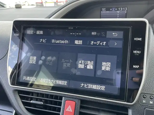 トヨタ ヴォクシー ZS 煌Ⅲ 滋賀県 2021(令3)年 1.7万km ホワイトパールクリスタルシャイン 純正10インチナビ（Bluetooth/CD/DVD/フルセグ）/Bカメ/両側電動パワースライド/ハーフレザーシート/純正フリップダウンモニター（リモコンなし）/クルーズコントロール/クリアランスソナー/LDA/PCS/LED/AHB/前後ドラレコ/ビルトインETC2.0/純正マット/ドアバイザー/プッシュスタート/ステアリングリモコン/リアロールサンシェード/MT付AT