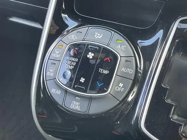 トヨタ ヴォクシー ZS 煌Ⅲ 滋賀県 2021(令3)年 1.7万km ホワイトパールクリスタルシャイン 純正10インチナビ（Bluetooth/CD/DVD/フルセグ）/Bカメ/両側電動パワースライド/ハーフレザーシート/純正フリップダウンモニター（リモコンなし）/クルーズコントロール/クリアランスソナー/LDA/PCS/LED/AHB/前後ドラレコ/ビルトインETC2.0/純正マット/ドアバイザー/プッシュスタート/ステアリングリモコン/リアロールサンシェード/MT付AT