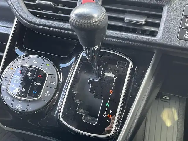 トヨタ ヴォクシー ZS 煌Ⅲ 滋賀県 2021(令3)年 1.7万km ホワイトパールクリスタルシャイン 純正10インチナビ（Bluetooth/CD/DVD/フルセグ）/Bカメ/両側電動パワースライド/ハーフレザーシート/純正フリップダウンモニター（リモコンなし）/クルーズコントロール/クリアランスソナー/LDA/PCS/LED/AHB/前後ドラレコ/ビルトインETC2.0/純正マット/ドアバイザー/プッシュスタート/ステアリングリモコン/リアロールサンシェード/MT付AT