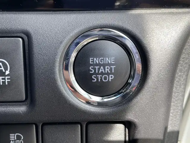 トヨタ ヴォクシー ZS 煌Ⅲ 滋賀県 2021(令3)年 1.7万km ホワイトパールクリスタルシャイン 純正10インチナビ（Bluetooth/CD/DVD/フルセグ）/Bカメ/両側電動パワースライド/ハーフレザーシート/純正フリップダウンモニター（リモコンなし）/クルーズコントロール/クリアランスソナー/LDA/PCS/LED/AHB/前後ドラレコ/ビルトインETC2.0/純正マット/ドアバイザー/プッシュスタート/ステアリングリモコン/リアロールサンシェード/MT付AT