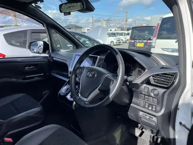 トヨタ ヴォクシー ZS 煌Ⅲ 滋賀県 2021(令3)年 1.7万km ホワイトパールクリスタルシャイン 純正10インチナビ（Bluetooth/CD/DVD/フルセグ）/Bカメ/両側電動パワースライド/ハーフレザーシート/純正フリップダウンモニター（リモコンなし）/クルーズコントロール/クリアランスソナー/LDA/PCS/LED/AHB/前後ドラレコ/ビルトインETC2.0/純正マット/ドアバイザー/プッシュスタート/ステアリングリモコン/リアロールサンシェード/MT付AT