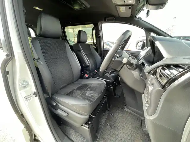 トヨタ ヴォクシー ZS 煌Ⅲ 滋賀県 2021(令3)年 1.7万km ホワイトパールクリスタルシャイン 純正10インチナビ（Bluetooth/CD/DVD/フルセグ）/Bカメ/両側電動パワースライド/ハーフレザーシート/純正フリップダウンモニター（リモコンなし）/クルーズコントロール/クリアランスソナー/LDA/PCS/LED/AHB/前後ドラレコ/ビルトインETC2.0/純正マット/ドアバイザー/プッシュスタート/ステアリングリモコン/リアロールサンシェード/MT付AT