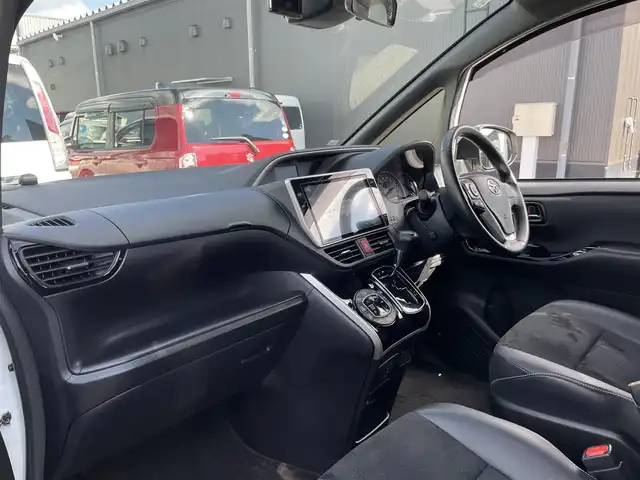 トヨタ ヴォクシー ZS 煌Ⅲ 滋賀県 2021(令3)年 1.7万km ホワイトパールクリスタルシャイン 純正10インチナビ（Bluetooth/CD/DVD/フルセグ）/Bカメ/両側電動パワースライド/ハーフレザーシート/純正フリップダウンモニター（リモコンなし）/クルーズコントロール/クリアランスソナー/LDA/PCS/LED/AHB/前後ドラレコ/ビルトインETC2.0/純正マット/ドアバイザー/プッシュスタート/ステアリングリモコン/リアロールサンシェード/MT付AT