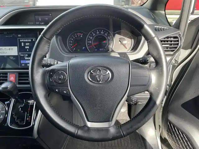 トヨタ ヴォクシー ZS 煌Ⅲ 滋賀県 2021(令3)年 1.7万km ホワイトパールクリスタルシャイン 純正10インチナビ（Bluetooth/CD/DVD/フルセグ）/Bカメ/両側電動パワースライド/ハーフレザーシート/純正フリップダウンモニター（リモコンなし）/クルーズコントロール/クリアランスソナー/LDA/PCS/LED/AHB/前後ドラレコ/ビルトインETC2.0/純正マット/ドアバイザー/プッシュスタート/ステアリングリモコン/リアロールサンシェード/MT付AT