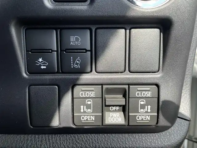 トヨタ ヴォクシー ZS 煌Ⅲ 滋賀県 2021(令3)年 1.7万km ホワイトパールクリスタルシャイン 純正10インチナビ（Bluetooth/CD/DVD/フルセグ）/Bカメ/両側電動パワースライド/ハーフレザーシート/純正フリップダウンモニター（リモコンなし）/クルーズコントロール/クリアランスソナー/LDA/PCS/LED/AHB/前後ドラレコ/ビルトインETC2.0/純正マット/ドアバイザー/プッシュスタート/ステアリングリモコン/リアロールサンシェード/MT付AT