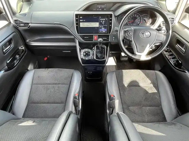 トヨタ ヴォクシー ZS 煌Ⅲ 滋賀県 2021(令3)年 1.7万km ホワイトパールクリスタルシャイン 純正10インチナビ（Bluetooth/CD/DVD/フルセグ）/Bカメ/両側電動パワースライド/ハーフレザーシート/純正フリップダウンモニター（リモコンなし）/クルーズコントロール/クリアランスソナー/LDA/PCS/LED/AHB/前後ドラレコ/ビルトインETC2.0/純正マット/ドアバイザー/プッシュスタート/ステアリングリモコン/リアロールサンシェード/MT付AT