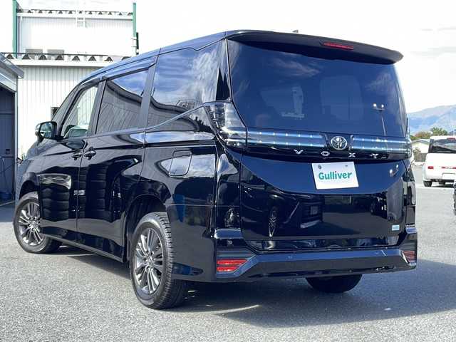 トヨタ ヴォクシー S－G 山梨県 2023(令5)年 4万km アティチュードブラックマイカ 純正メモリナビ/衝突軽減ブレーキ/CD/DVDデッキ/AMFMBTフルセグTV/バックカメラ/クルーズコントロール/両側パワースライドドア/純正LEDヘッドライト/ETC２．０/シートヒーター